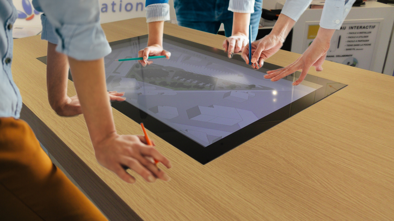 Réunion autour de la table tactile enoTouch